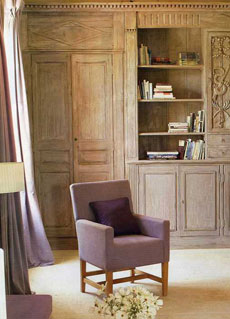 Stile provenzale: boiserie camera in rovere grigia - clicca per ingrandire