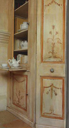 Stile provenzale: dispensa con decoro - clicca per ingrandire