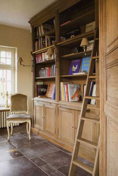 Stile provenzale: libreria con scala - clicca per ingrandire