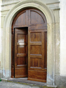 Chiesa Santa Maria Olmi - Borgo San Lorenzo (Firenze) - portone in castagno restaurato